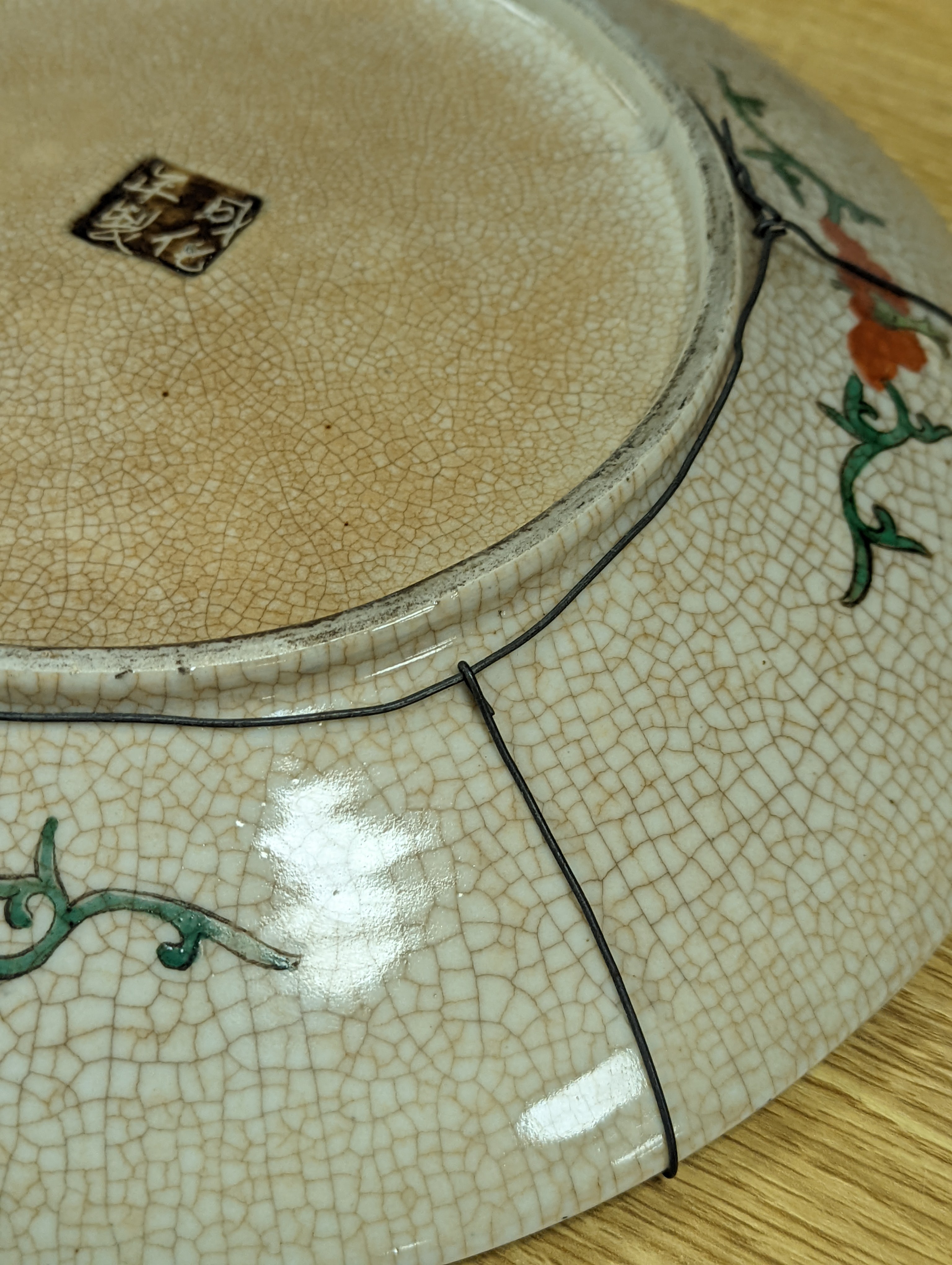 A Chinese crackle glaze dish, early 20th century, depicting a battle scene 33cm